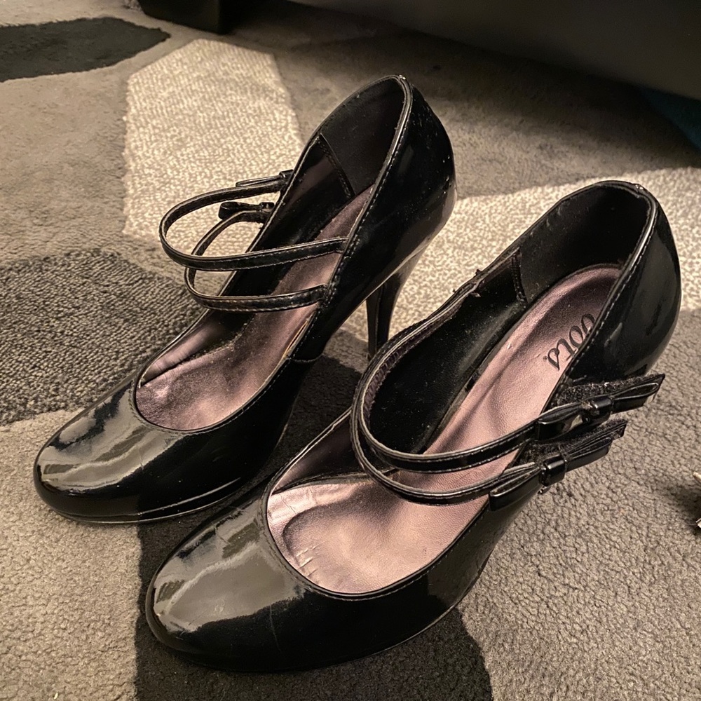 Black Pumps